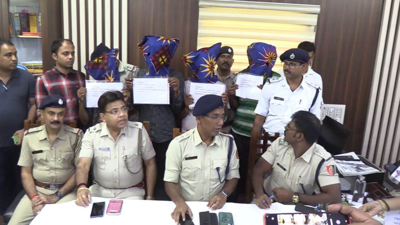 Asansol: ছিনতাই করার অভিযোগ তৃণমূলের যুব নেতার বিরুদ্ধে, দল বলল, 'ও প্রাক্তন' Asansol: ছিনতাই করার অভিযোগ তৃণমূলের যুব নেতার বিরুদ্ধে, দল বলল, 'ও প্রাক্তন'