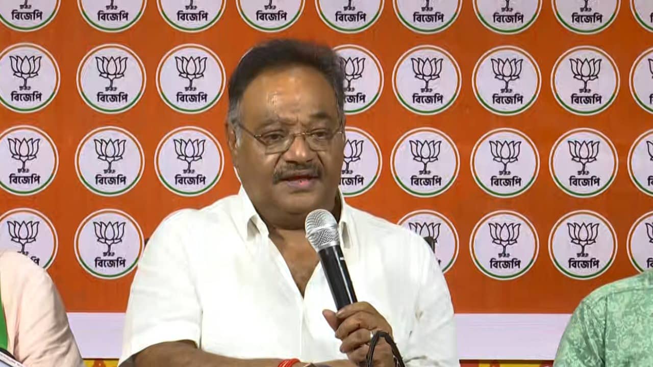 Shamik Bhattacharya: ‘ওর কথাকে ভুলভাবে উপস্থাপিত করা হয়েছে’, হিমন্তের পাশে দাঁড়িয়ে তৃণমূলকে আক্রমণ শমীকের