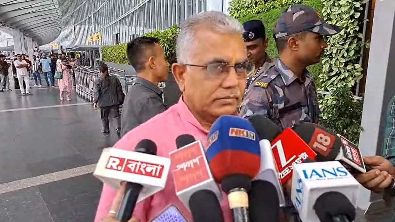 Dilip Ghosh: 'হয়তো পার্টি চায় না আমি যাই', মোদীর সভার দিনই কেন দিল্লি গেলেন দিলীপ? Dilip Ghosh: 'হয়তো পার্টি চায় না আমি যাই', মোদীর সভার দিনই কেন দিল্লি গেলেন দিলীপ?
