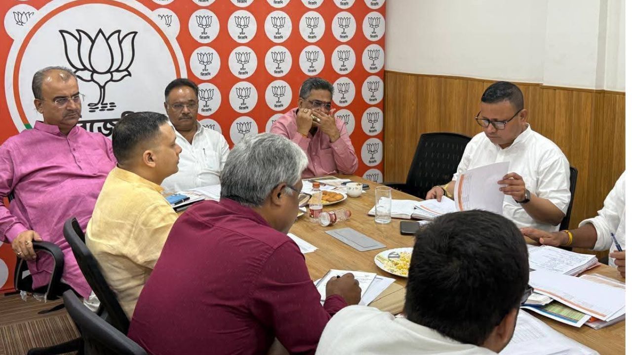 BJP: ৪২ লক্ষের ফারাক মিটবে কী করে? দায়িত্ব নিয়েই অঙ্ক কষা শুরু শমীকের BJP: ৪২ লক্ষের ফারাক মিটবে কী করে? দায়িত্ব নিয়েই অঙ্ক কষা শুরু শমীকের