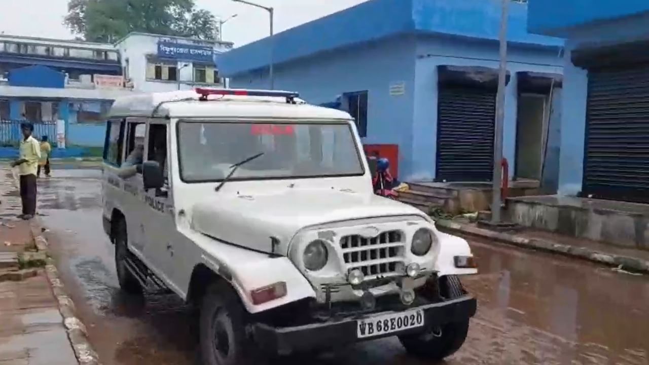 Bishnupur: জমিতে ধান রুইতে গিয়ে ধর্ষণের শিকার আদিবাসী তরুণী, রাতেই বিষ্ণুপুর থেকে গ্রেফতার অভিযুক্ত Bishnupur: জমিতে ধান রুইতে গিয়ে ধর্ষণের শিকার আদিবাসী তরুণী, রাতেই বিষ্ণুপুর থেকে গ্রেফতার অভিযুক্ত