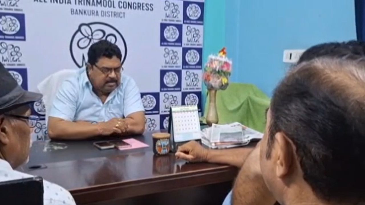 Bankura: 'মহিলাদের অসম্মান করলে আমার থেকে খারাপ কেউ হবে না', দলীয় কর্মীদের সতর্ক করলেন জেলা সভাপতি Bankura: 'মহিলাদের অসম্মান করলে আমার থেকে খারাপ কেউ হবে না', দলীয় কর্মীদের সতর্ক করলেন জেলা সভাপতি