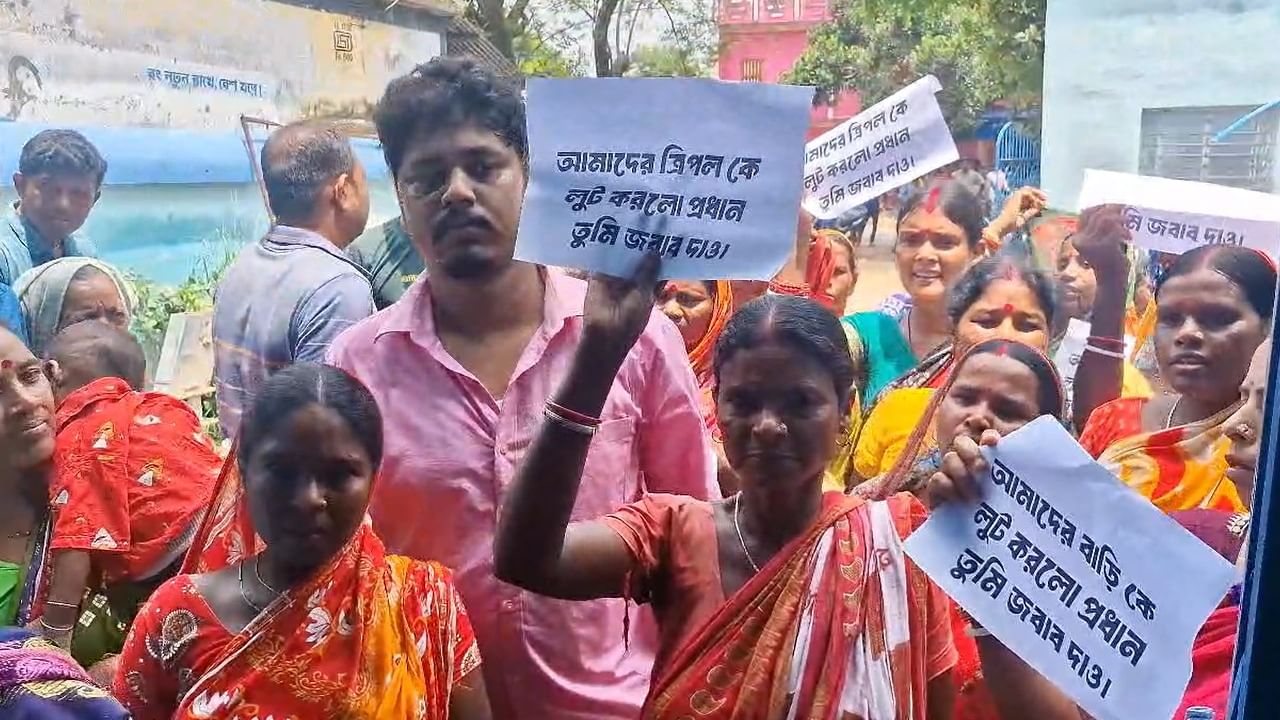 Bankura: ত্রাণ তো দূর, বারবার আবেদন করেও ত্রিপলটুকু মেলেনি! গ্রামবাসীদের হাতে ঘেরাও পঞ্চায়েত Bankura: ত্রাণ তো দূর, বারবার আবেদন করেও ত্রিপলটুকু মেলেনি! গ্রামবাসীদের হাতে ঘেরাও পঞ্চায়েত