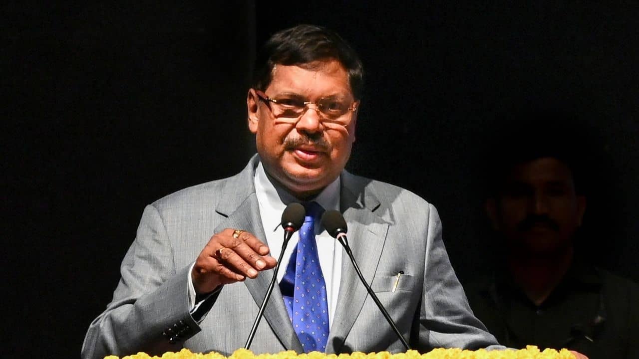 CJI BR Gavai: টাকার মোহ নয়, ন্যায়বিচারের সঙ্গে প্রেম করুন, বিচারপতিদের পরামর্শ গবাইয়ের