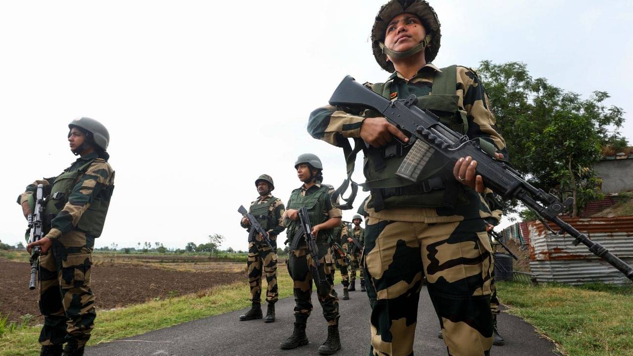 BSF:  এঁটে থাকবে শরীরের সঙ্গে, বাংলাদেশ সীমান্তে বিএসএফ-র জন্য নতুন বন্ধু পাঠাল শাহের দফতর