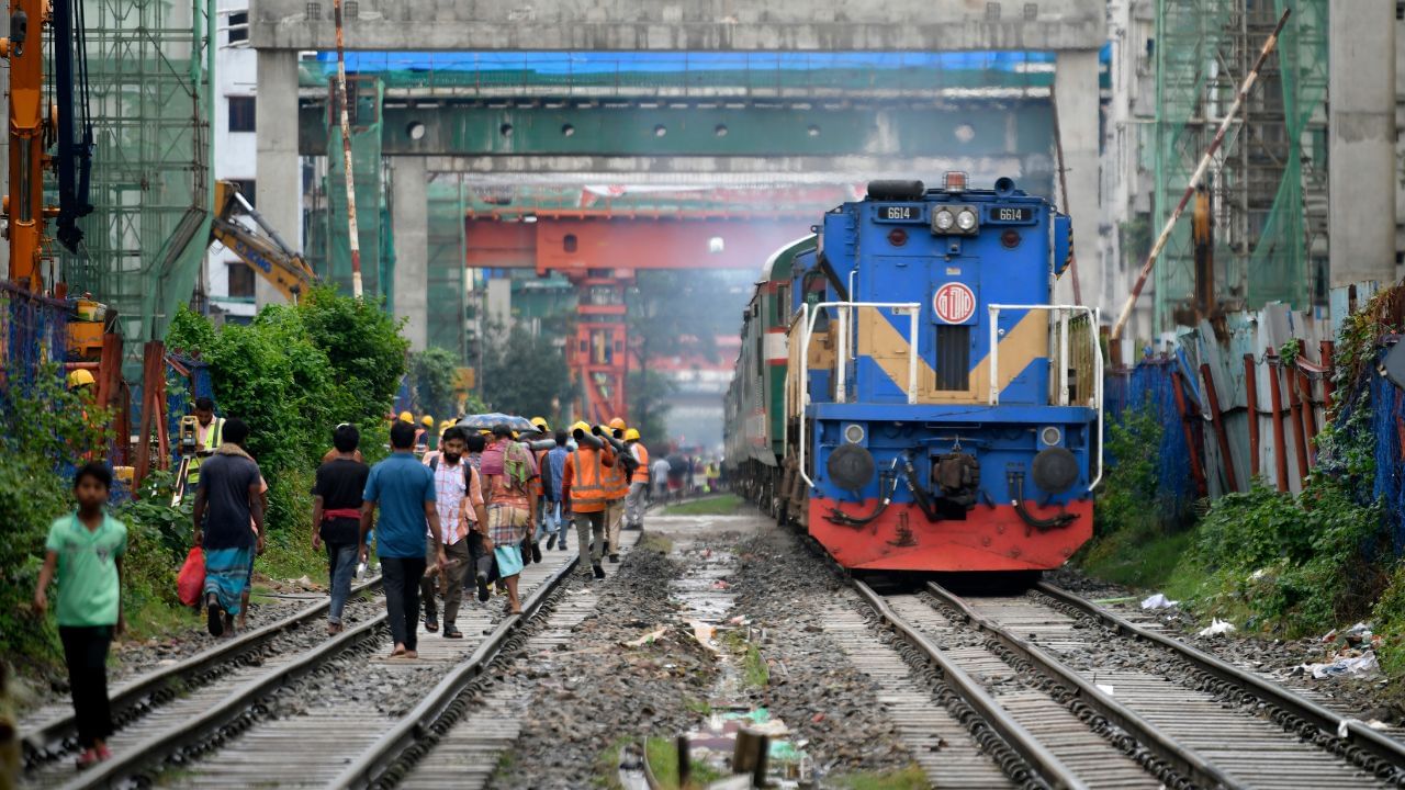 Railway: মন্ত্রীদের 'আবদারে' ট্রেন ছুটেছে 'পছন্দের' রুটে! এখন তারই মাশুল গুনছে ওপারের রেল Railway: মন্ত্রীদের 'আবদারে' ট্রেন ছুটেছে 'পছন্দের' রুটে! এখন তারই মাশুল গুনছে ওপারের রেল