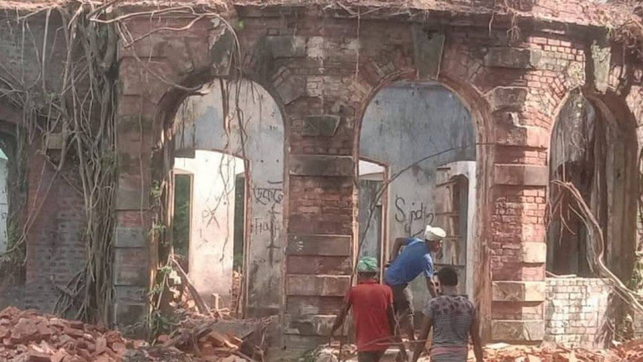 Bangladesh: টনক নড়ল ইউনূস সরকারের! বন্ধ সত্যজিৎ রায়ের পৈতৃক ভিটে ভাঙার কাজ