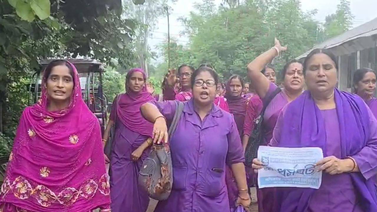 Bankura: দিনে দিনে বাড়ানো হচ্ছে কাজ, কিন্তু মাসিক বেতন... আজ পথে নামলেন আশাকর্মীরাও