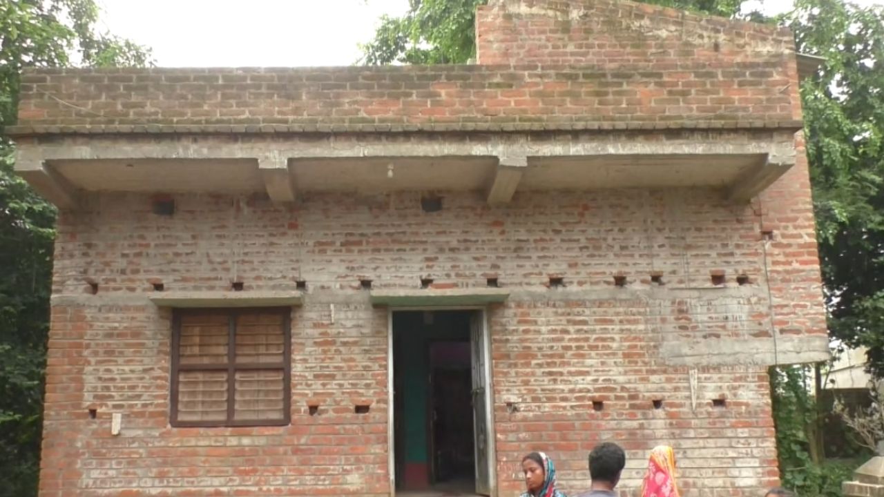 Bankura: সদর দরজার অবস্থা দেখেই সন্দেহ হয়েছিল, দৌড়ে দৌড়ে ঘরে ঢুকতেই মাথায় হাত সন্দীপের Bankura: সদর দরজার অবস্থা দেখেই সন্দেহ হয়েছিল, দৌড়ে দৌড়ে ঘরে ঢুকতেই মাথায় হাত সন্দীপের