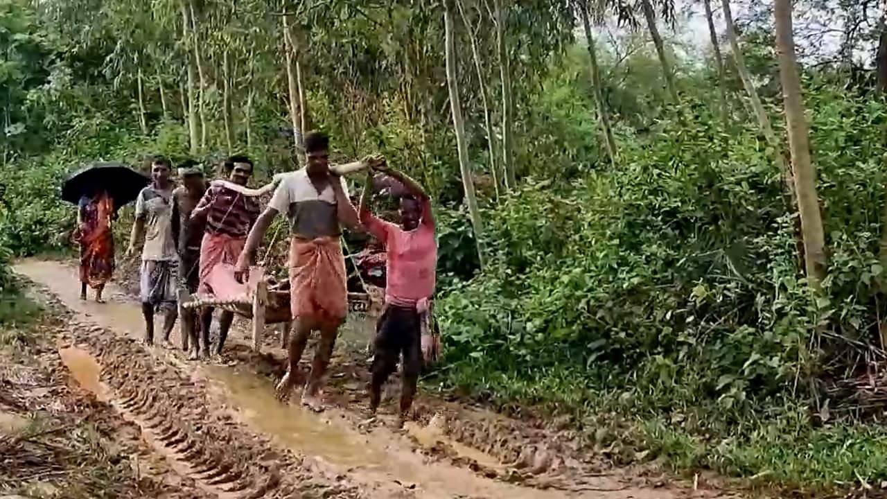Bad Road: রাস্তা দেখে আর এল না অ্যাম্বুলেন্স! ফের খাটিয়ায় শুয়ে হাসপাতালে রোগী, এবার ছবি বাঁকুড়ার