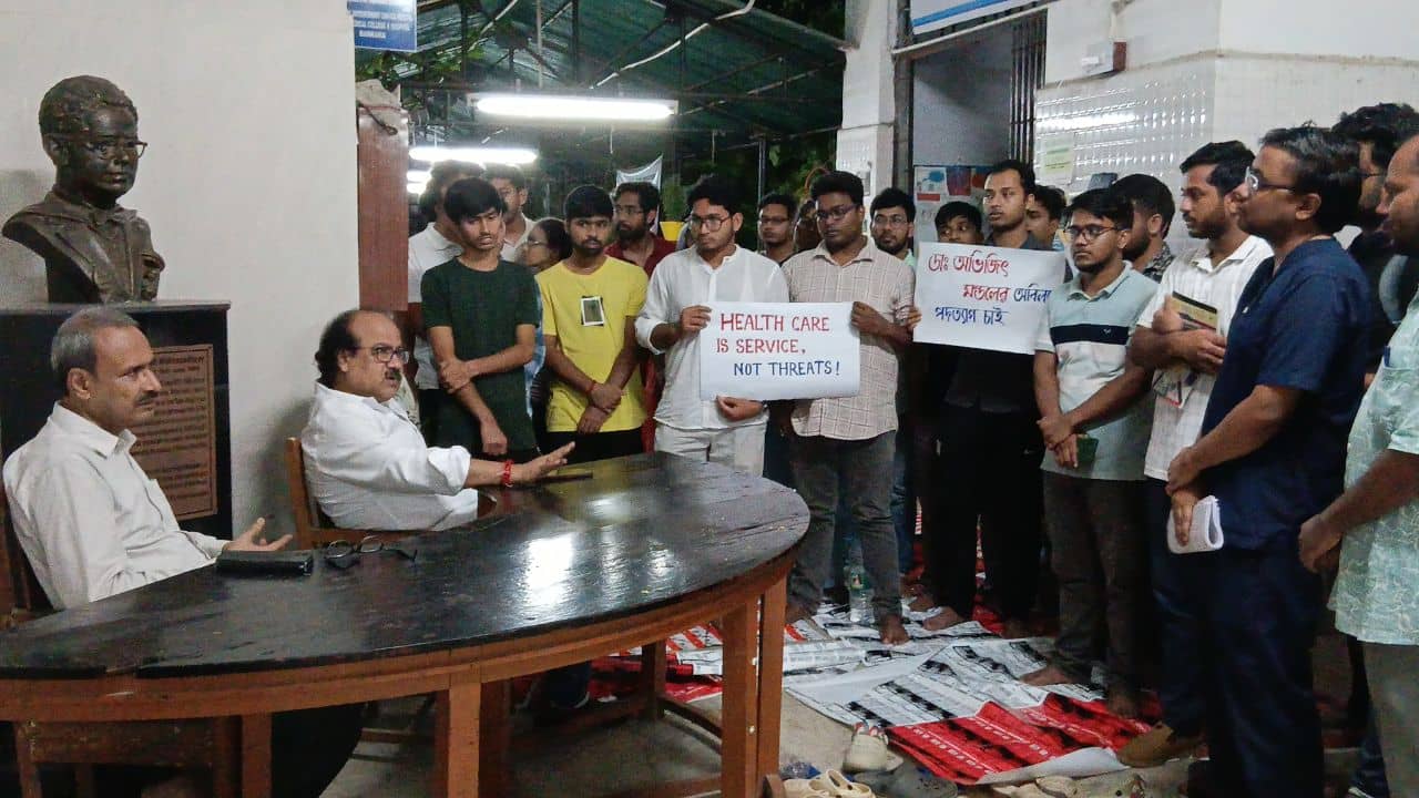 Bankura Medical College: মেডিক্যালে থ্রেট কালচার! অধ্যক্ষ ও সুপারকে ঘেরাও জুনিয়র চিকিৎসকদের