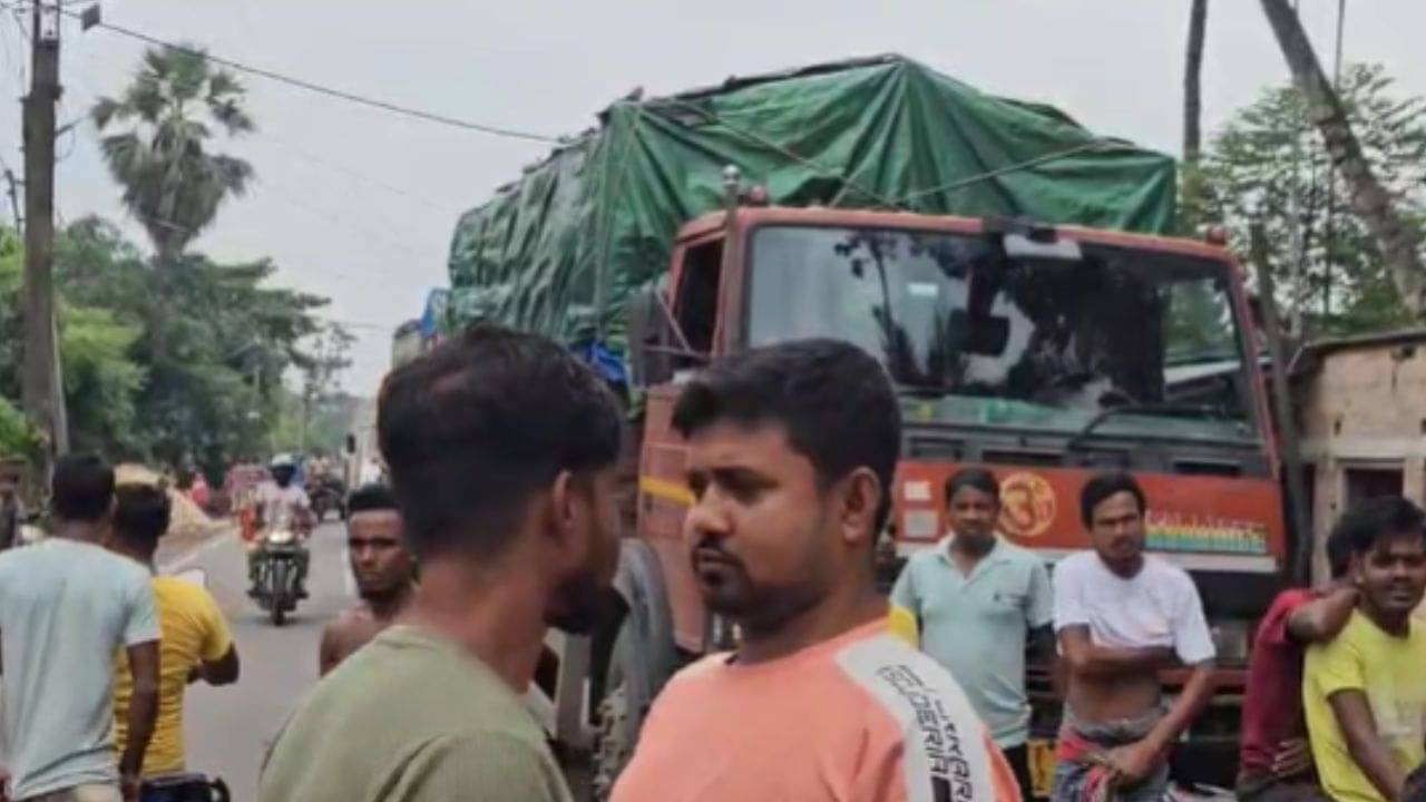 Basirhat: একটা লরিকে রাস্তা দিতে গিয়ে পাশ কেটেছিল, উল্টোদিক থেকে চলে আসে ১২ চাকার লরি! পিষে গেল অষ্টম শ্রেণির ছাত্র