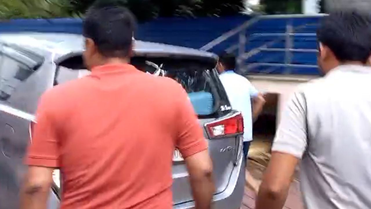 Barrackpur: আন্তঃরাজ্য গাড়ি পাচারচক্রের হদিশ, গ্রেফতার ৪ Barrackpur: আন্তঃরাজ্য গাড়ি পাচারচক্রের হদিশ, গ্রেফতার ৪