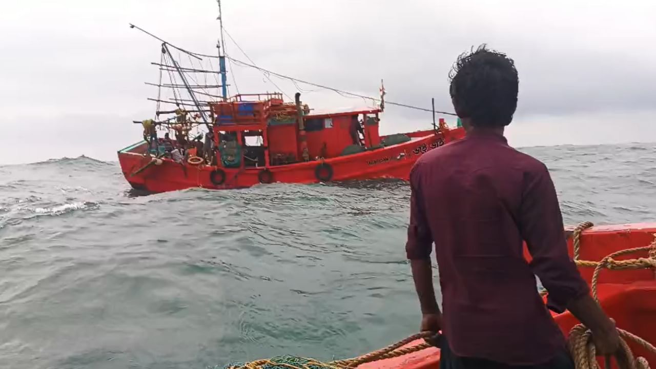 Bay of Bengal: ভয়ঙ্কর ঘটনা সাগরে! ইলিশ ধরে ফেরার পথে ১৩ জন মৎস্যজীবীকে নিয়ে ডুবতে শুরু করল আস্ত ট্রলার Bay of Bengal: ভয়ঙ্কর ঘটনা সাগরে! ইলিশ ধরে ফেরার পথে ১৩ জন মৎস্যজীবীকে নিয়ে ডুবতে শুরু করল আস্ত ট্রলার