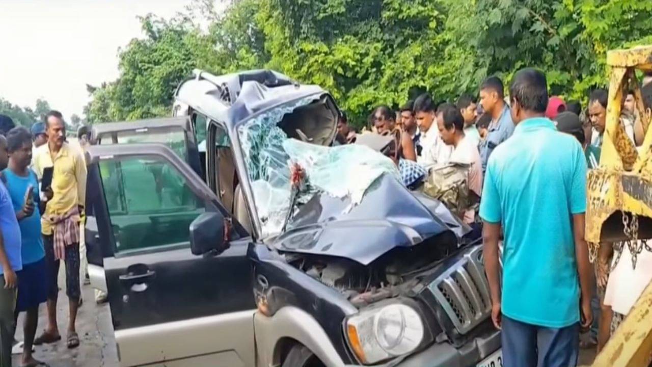 Road Accident: লরির সঙ্গে মুখোমুখি সংঘর্ষ, দুমড়ে-মুচড়ে গেল আস্ত SUV, মৃত ৪
