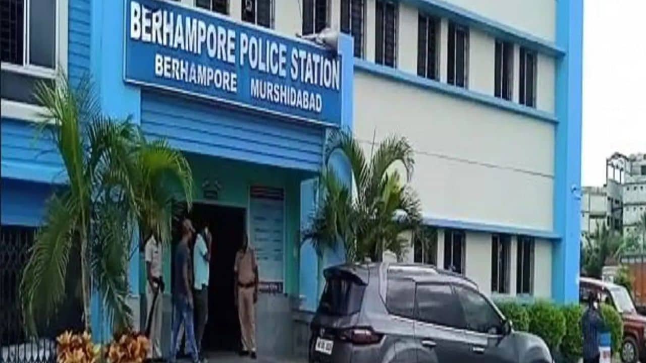 Murshidabad: পুলিশের কাছে হোয়াটসঅ্যাপ করে মেয়ে, বাড়ি থেকে বাবাকে তুলে নিয়ে গেল পুলিশ