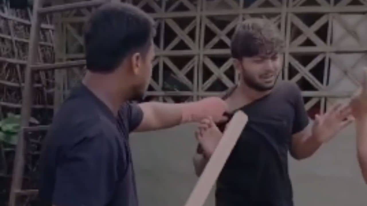 কেউ ভাবতেও পারেনি, ঘুম থেকে তুলে নিয়ে গিয়ে কাকিমার সঙ্গেই এই কাজ করাতে বাধ্য করা হল যুবককে!