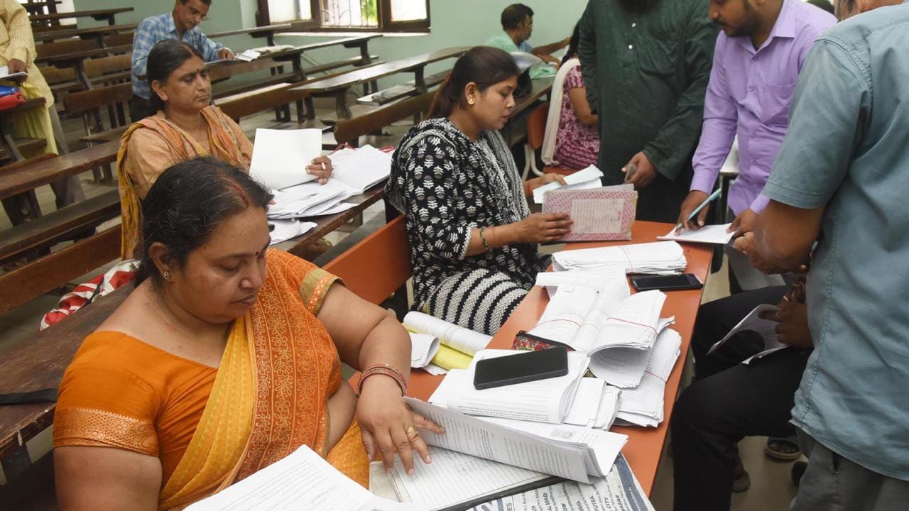 Bihar Election: ১ অগস্ট আসছে সংশোধিত ভোটার তালিকার খসড়া! বিহারে পাকাপাকিভাবে বাদ পড়ছে ৬৪ লক্ষ ভোটারের নাম Bihar Election: ১ অগস্ট আসছে সংশোধিত ভোটার তালিকার খসড়া! বিহারে পাকাপাকিভাবে বাদ পড়ছে ৬৪ লক্ষ ভোটারের নাম