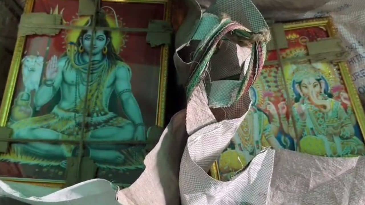 Birbhum: উল্টোরথের দিন বড় ঘটনা, শিবঠাকুরের ছবি সরাতেই যা এল...চোখ কপালে পুলিশেরও