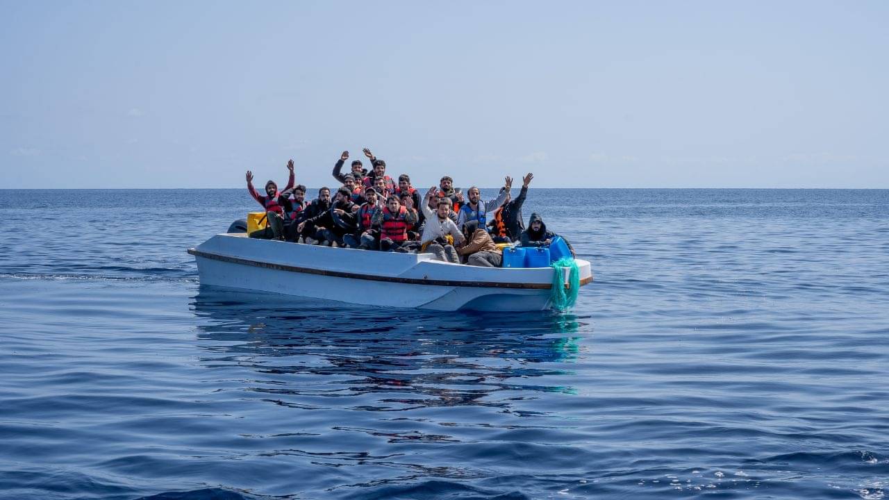 Maharashtra: এটা কী পাকিস্তানের? মহারাষ্ট্রের তীরে দানা বাঁধছে ভয়, ধীরে ধীরে এগিয়ে আসছে সন্দেহভাজন নৌকো