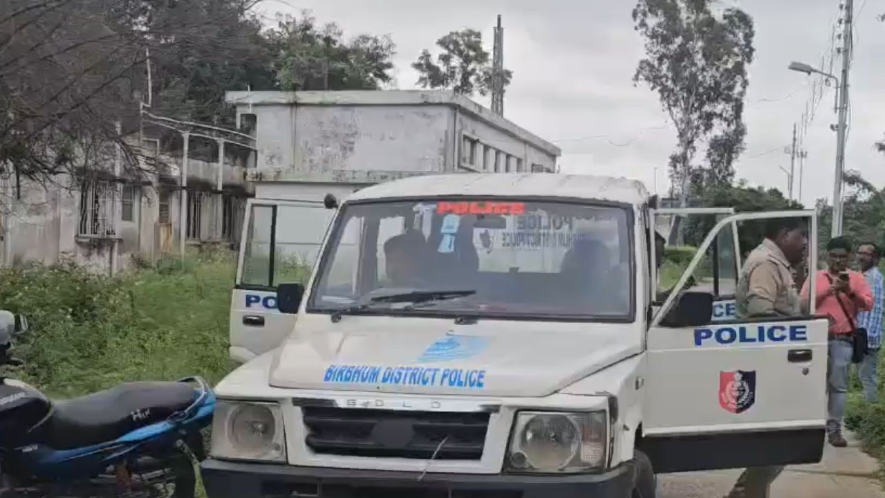 Bolpur: খাল থেকে উদ্ধার পচাগলা দেহ, বোলপুরের নিখোঁজ তরুণীর কিনা, খতিয়ে দেখছে পুলিশ