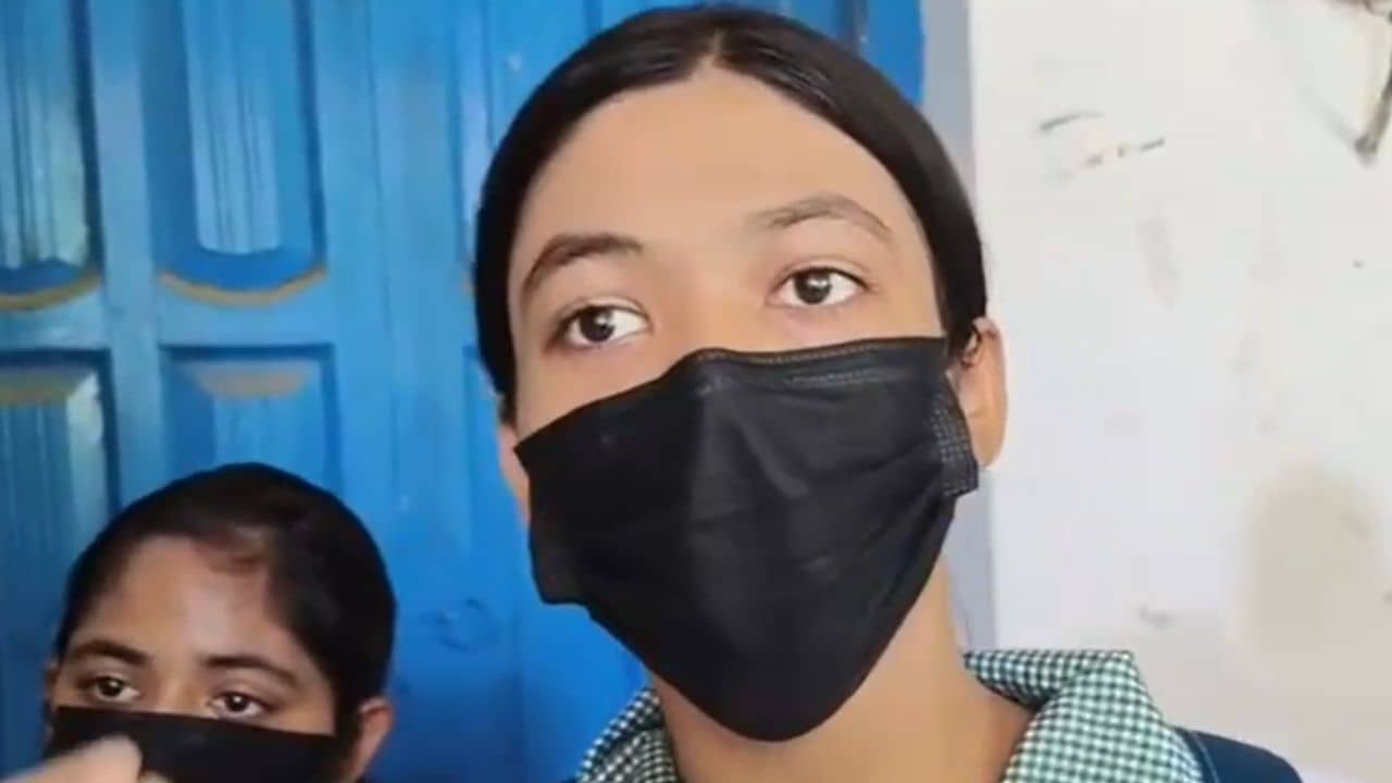 Bolpur: চোখ বন্ধ করে বাথরুমে নিয়ে গিয়ে..., নবম শ্রেণির ছাত্রীর সঙ্গেই দিদিরা যা করল! গার্লস স্কুলে উঠল উই ওয়ান্ট জাস্টিস স্লোগান