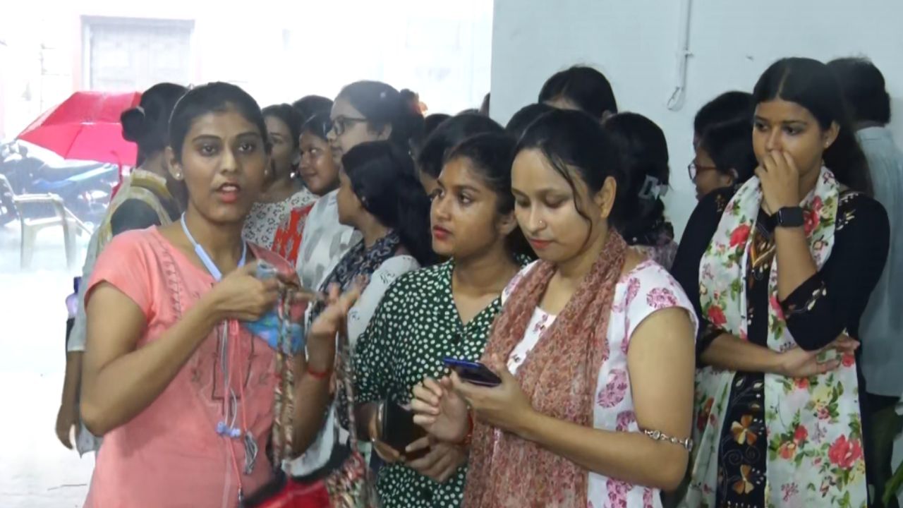 Burdwan University: 'বাইরের লোক হস্টেলে ঢুকে পড়েন', নিরাপত্তা নিয়ে প্রশ্ন বর্ধমান বিশ্ববিদ্যালয়ের ছাত্রীদের Burdwan University: 'বাইরের লোক হস্টেলে ঢুকে পড়েন', নিরাপত্তা নিয়ে প্রশ্ন বর্ধমান বিশ্ববিদ্যালয়ের ছাত্রীদের