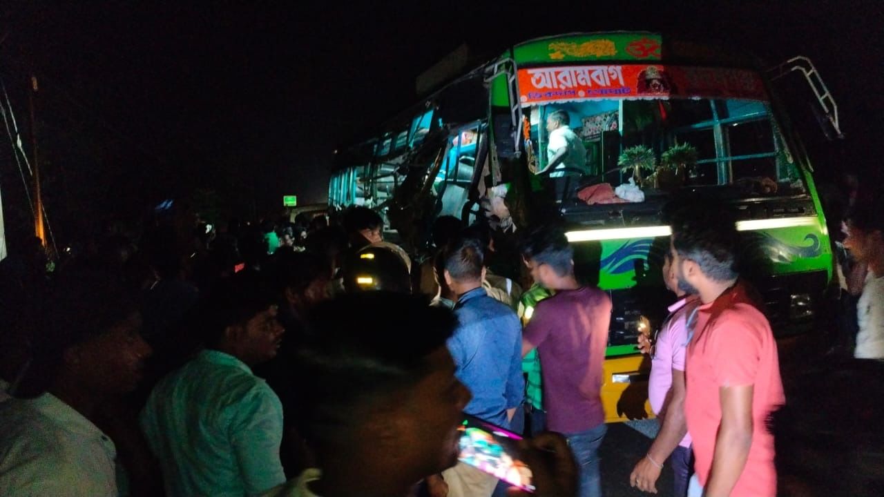 Bus Accident: ভর সন্ধ্যায় ভয়ঙ্কর পথ দুর্ঘটনা গোঘাটে, গেল প্রাণ! হাসপাতালে ২০ Bus Accident: ভর সন্ধ্যায় ভয়ঙ্কর পথ দুর্ঘটনা গোঘাটে, গেল প্রাণ! হাসপাতালে ২০