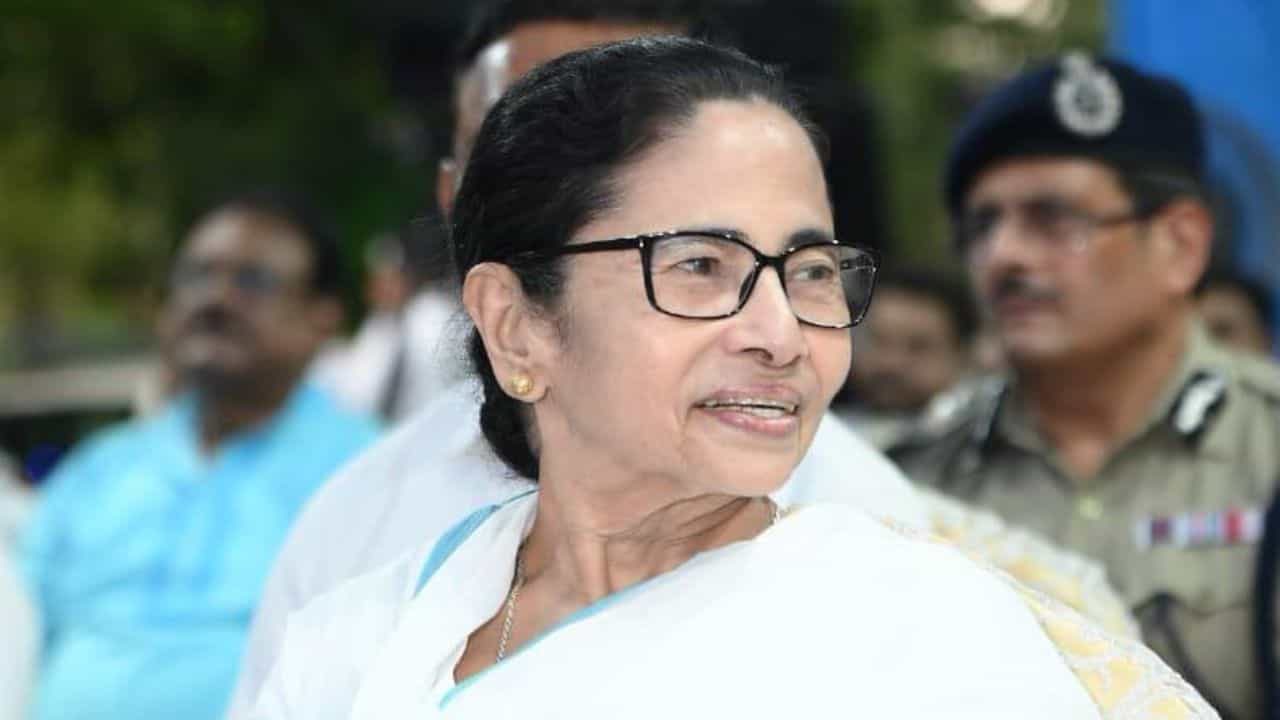 CM Mamata Banerjee: এবার NRC নিয়ে গান বাঁধলেন মুখ্যমন্ত্রী CM Mamata Banerjee: এবার NRC নিয়ে গান বাঁধলেন মুখ্যমন্ত্রী