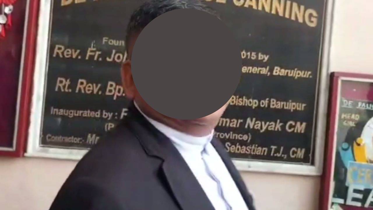 Canning: ছাত্রীর হোয়াটস অ্যাপে নোংরা মেসেজ পাঠনোর অভিযোগ, প্রিন্সিপালকে পুলিশ গাড়িতে তুলতেই বললেন, সরি..সরি