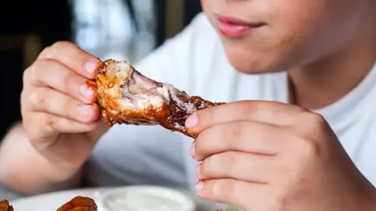 Chicken Legs: কচকচ করে চিবিয়ে খাচ্ছেন মুরগির ঠ্যাং? ভাল না খারাপ, জানা আছে? Chicken Legs: কচকচ করে চিবিয়ে খাচ্ছেন মুরগির ঠ্যাং? ভাল না খারাপ, জানা আছে?