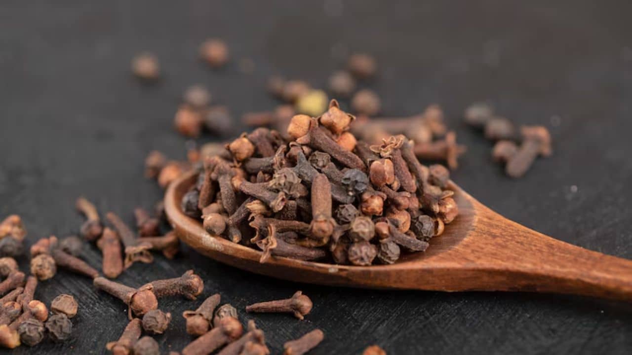 সুযোগ পেলেই টুক করে লবঙ্গ খেয়ে নিচ্ছেন! জানেন শরীরে কী ঘটছে?