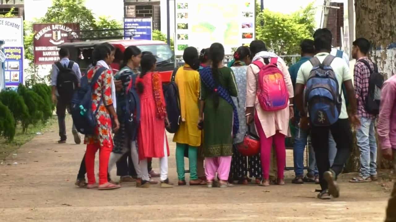 Drop Out in College: শুধু স্কুলে নয়, ড্রপ আউট বাড়ছে কলেজে কলেজেও! মাঝপথেই কেন পড়াশোনা ছাড়ছে অর্ধেকের বেশি পড়ুয়া?