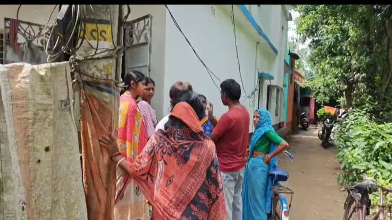 Daspur: বাবা-ছেলে-সহ ৪ জনই ওই কারখানার শ্রমিক, হায়দরাবাদে রাসায়নিক কারখানায় বিস্ফোরণে প্রহর গুনছে দাসপুুরের পরিবার