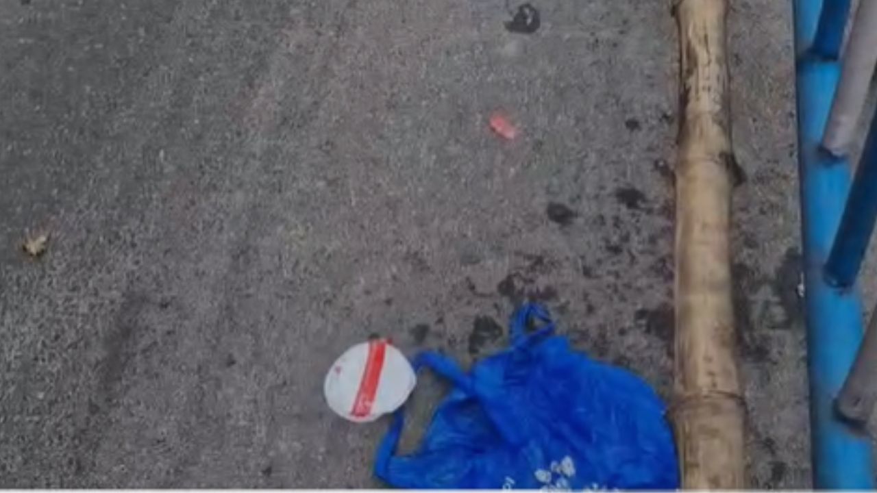 Kestopur Accident: ছিটকে পড়ল খাবারের নীল প্যাকেট, ২১১ বাসের তলায় পিষে গেলেন ডেলিভারি বয় Kestopur Accident: ছিটকে পড়ল খাবারের নীল প্যাকেট, ২১১ বাসের তলায় পিষে গেলেন ডেলিভারি বয়