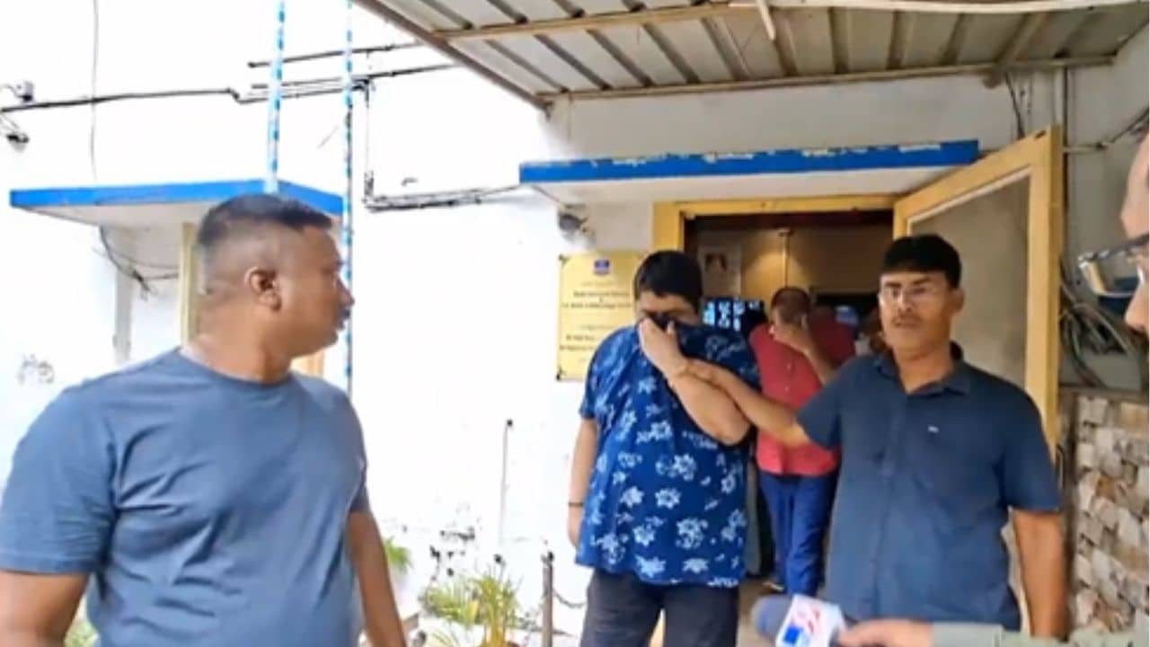 Bidhannagar: দেড় কোটি টাকা প্রতারণার অভিযোগ, গ্রেফতার রজপাল সিং-এর আপ্ত সহায়ক