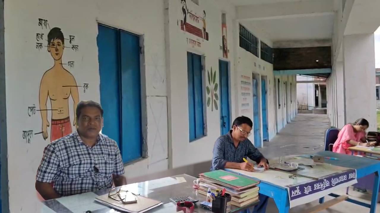 Jalpaiguri: আসি-যাই মাইনে পাই, ছাত্রশূন্য স্কুলে কী করছেন শিক্ষকরা?