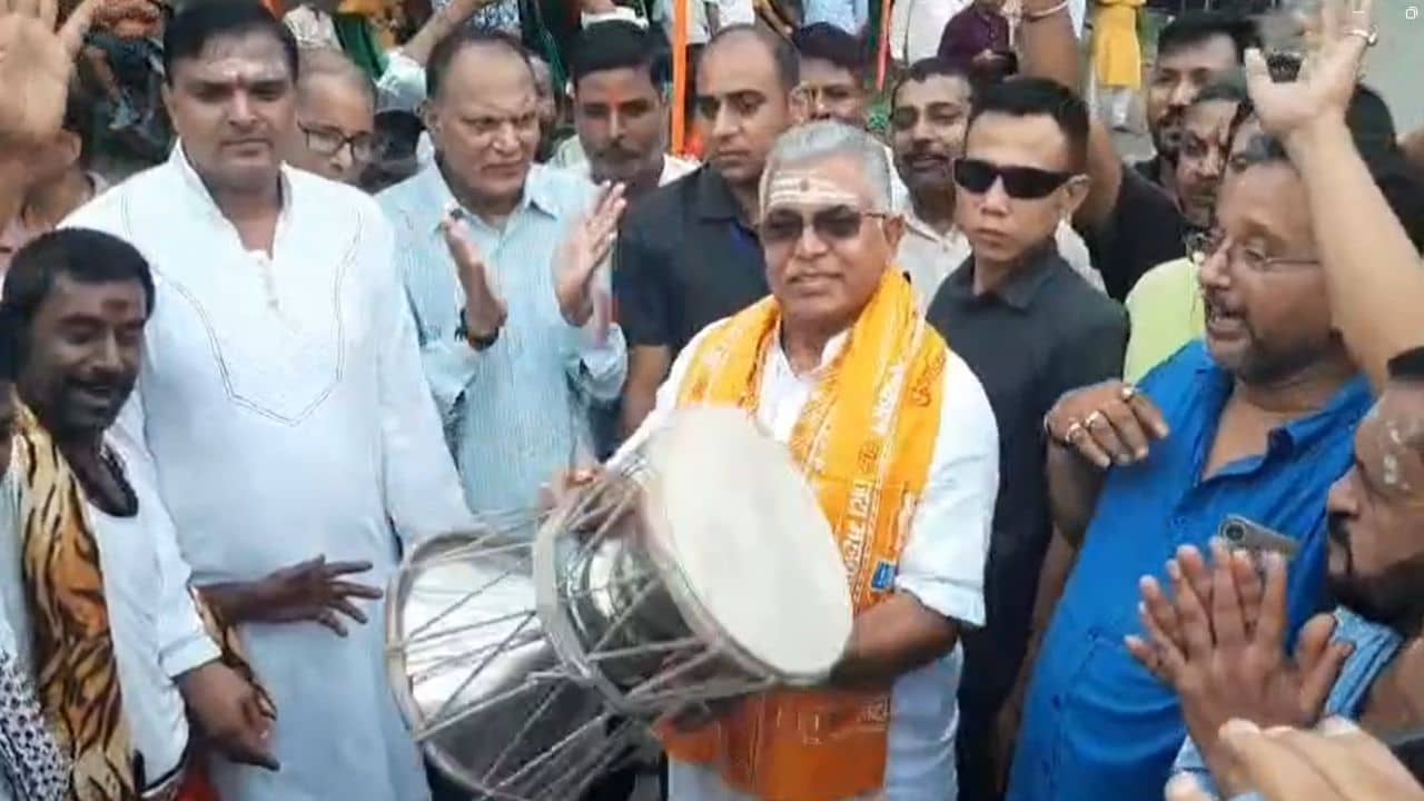 Dilip Ghosh: মাথায় তিলক, একুশে জুলাইয়ের আগে ডমরু বাজালেন দিলীপ, কীসের ইঙ্গিত দিলেন?