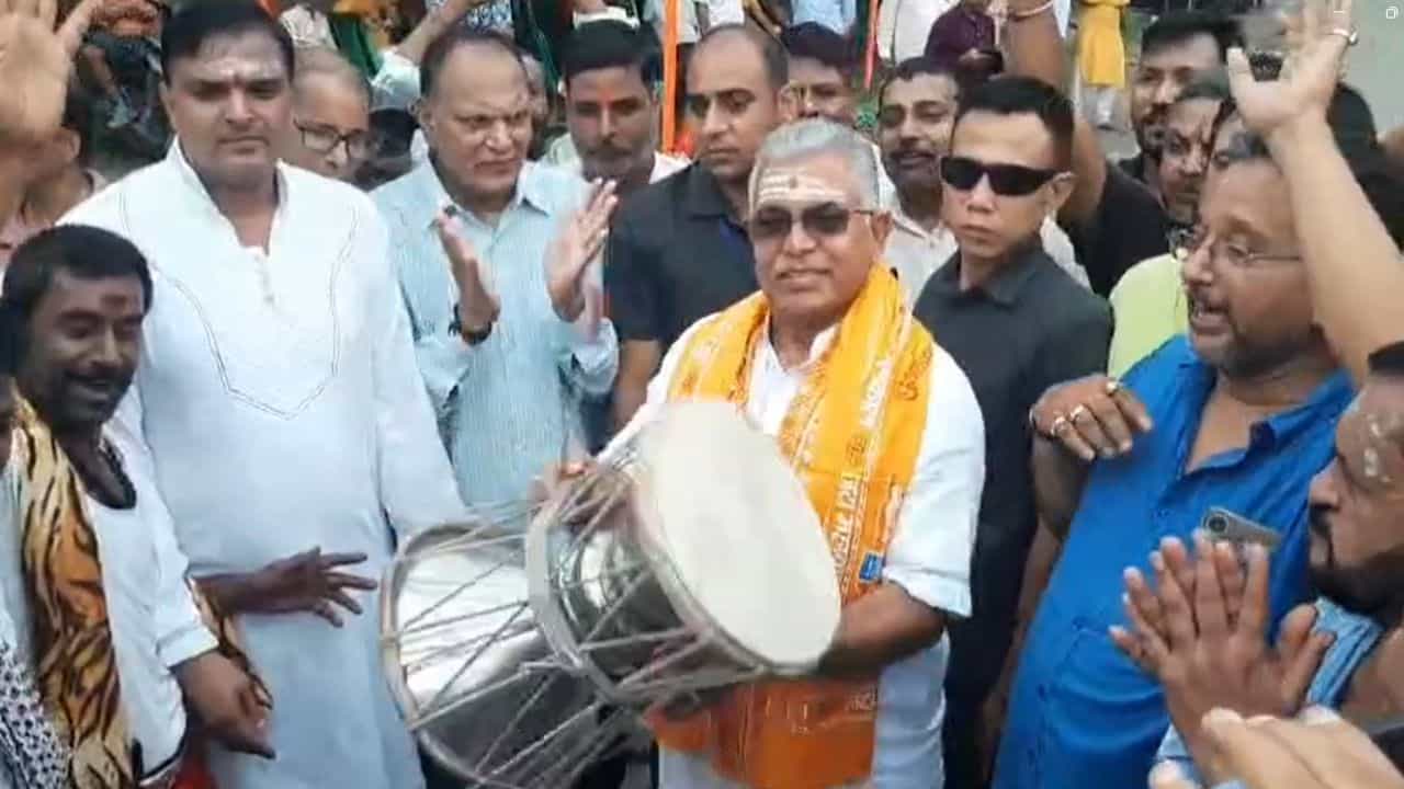Dilip Ghosh: মাথায় তিলক, একুশে জুলাইয়ের আগে ডমরু বাজালেন দিলীপ, কীসের ইঙ্গিত দিলেন? Dilip Ghosh: মাথায় তিলক, একুশে জুলাইয়ের আগে ডমরু বাজালেন দিলীপ, কীসের ইঙ্গিত দিলেন?