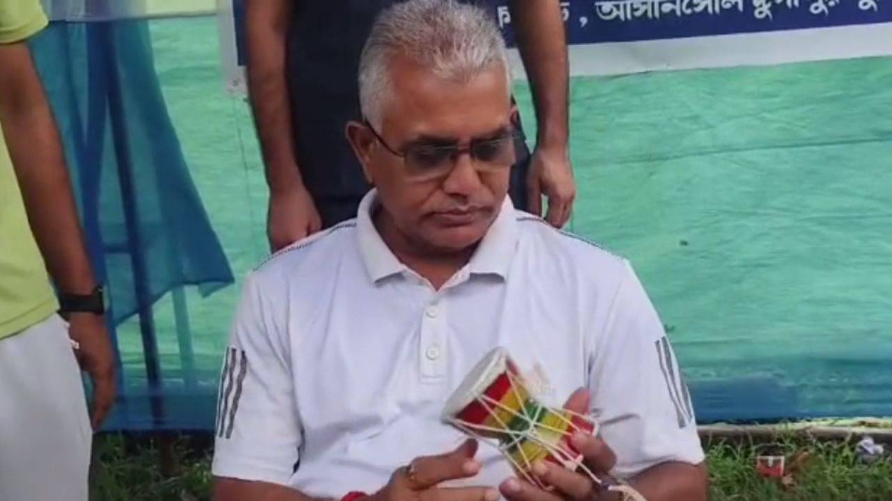 Dilip Ghosh: বুধে রাজ্য সভাপতি শমীক, বৃহস্পতিতে ডুগডুগি হাতে হাঁটলেন দিলীপ