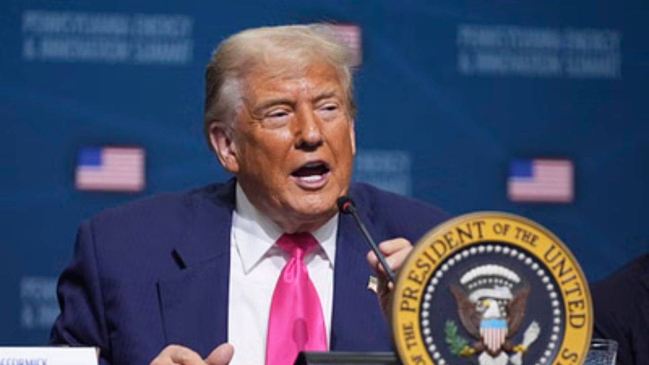 Donald Trump: নিউক্লিয়ার সাবমেরিনে রাশিয়াকে ঘিরে ফেলার নির্দেশ, ট্রাম্পের বক্তব্য়ে চড়ছে পারদ
