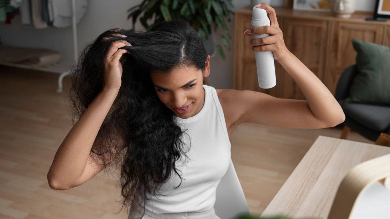 Dry Shampoo: সময় বাঁচাতে ড্রাই শ্যাম্পু ব্যবহার করেন? চুলের জন্য ভুল করছেন না তো!