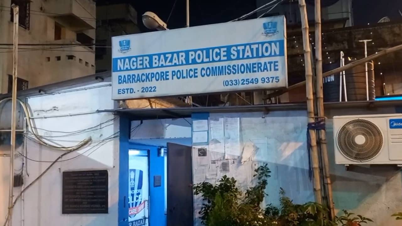 Dum Dum: দুপুর থেকেই দুর্গন্ধটা নাকে আসছিল! দমদমে পরিত্যক্ত স্কুল থেকেই উঁকি দিতেই থ এলাকার লোকজন