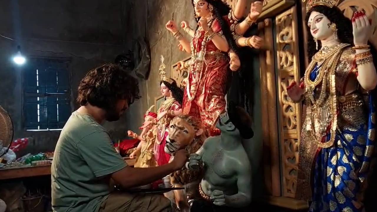 Durga Idol: তারকেশ্বরের সায়নের হাতে তৈরি দুর্গা চলল আমেরিকার পথে, খুশিতে আত্মহারা গোটা পাড়া