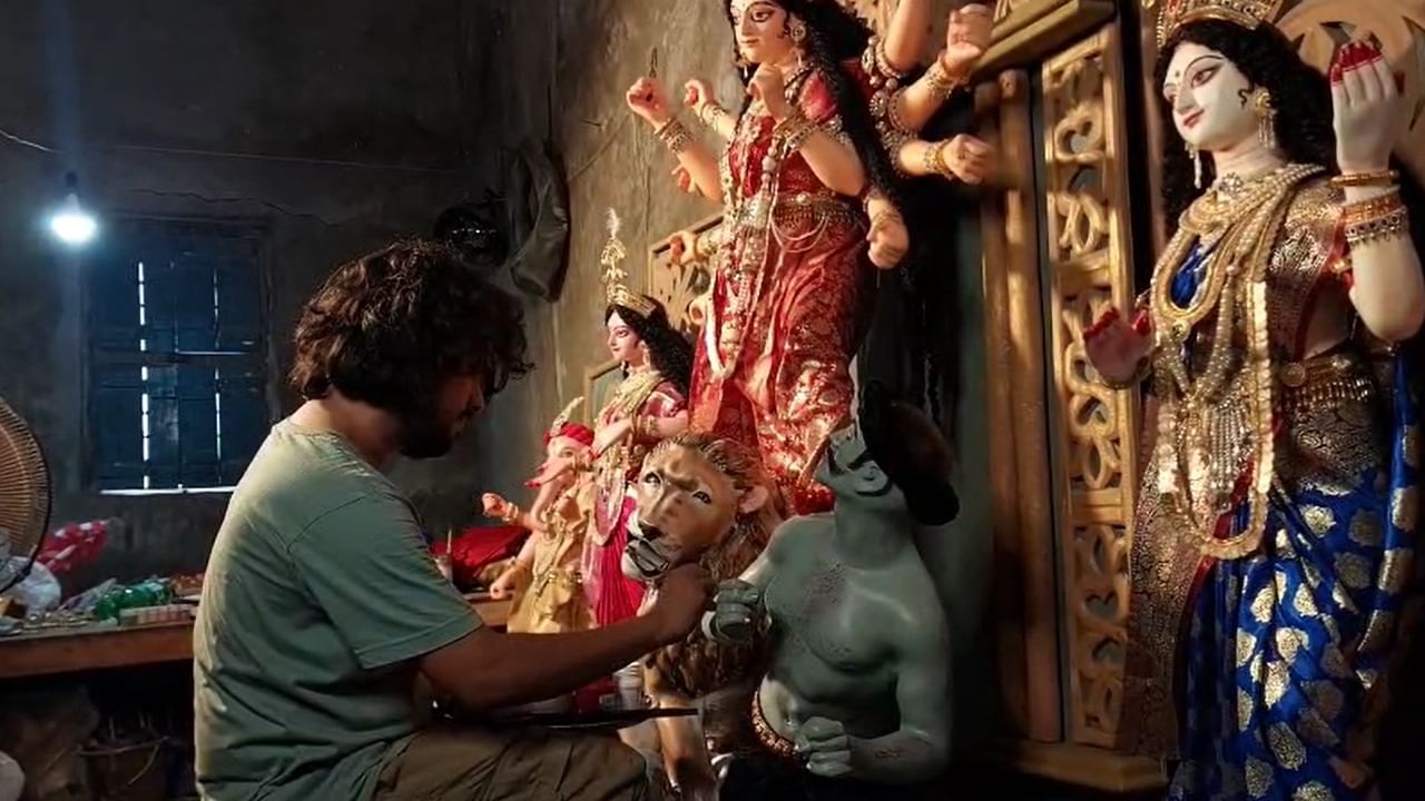 Durga Idol: তারকেশ্বরের সায়নের হাতে তৈরি দুর্গা চলল আমেরিকার পথে, খুশিতে আত্মহারা গোটা পাড়া Durga Idol: তারকেশ্বরের সায়নের হাতে তৈরি দুর্গা চলল আমেরিকার পথে, খুশিতে আত্মহারা গোটা পাড়া
