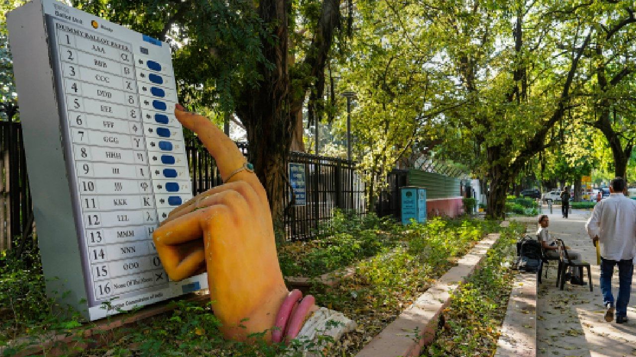 Election Commission: SIR নিয়ে নিজেদের জারি করা বিজ্ঞপ্তিতেই জটে নির্বাচন কমিশন? Election Commission: SIR নিয়ে নিজেদের জারি করা বিজ্ঞপ্তিতেই জটে নির্বাচন কমিশন?