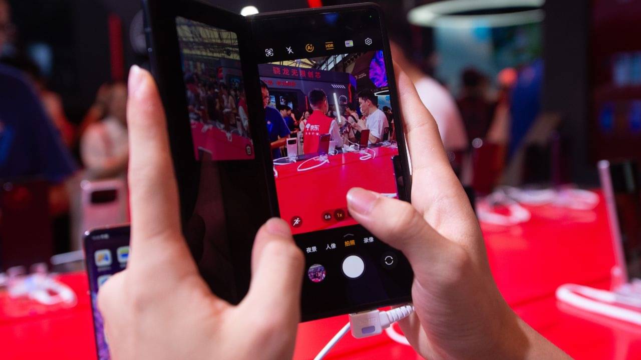 মোবাইলকে দিচ্ছেন প্রচুর সময়! চোখ বাঁচাতে মেনে চলুন ২০-২০-২০ ফর্মুলা...