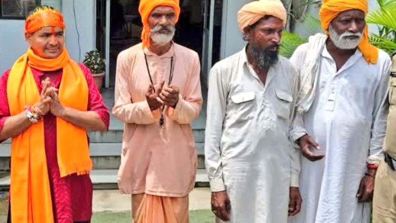 Fake Babas: পরনে গেরুয়া বস্ত্র, গলায় রুদ্রাক্ষের মালা! সাধুর বেশে এত বড় চক্রান্ত? Fake Babas: পরনে গেরুয়া বস্ত্র, গলায় রুদ্রাক্ষের মালা! সাধুর বেশে এত বড় চক্রান্ত?