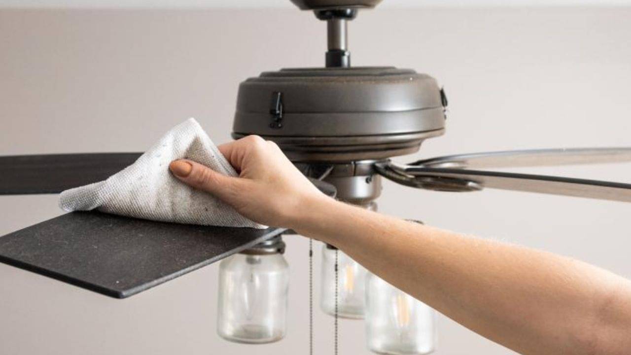 সিলিং ফ্যানের ময়লা ঝাড়তে গিয়ে নাজেহাল? এই ৫ উপায়েই সহজে হবে সাফ