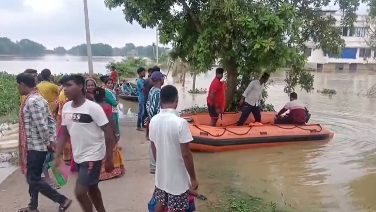 Ghatal Flood Situation: ঘাটালে বন্যার জলে ডুবে মৃত্যু ক্লাস ওয়ানের ছাত্রীর, জলে ডোবা রাস্তাতে দিক ভুলে জলেই হারিয়ে গেলেন আরও একজন